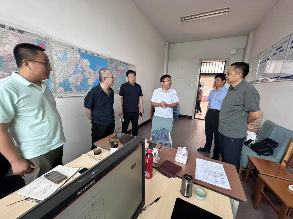 党委书记孙众志深入槐荫校区检查指导暑期工作并开展健康咨询活动